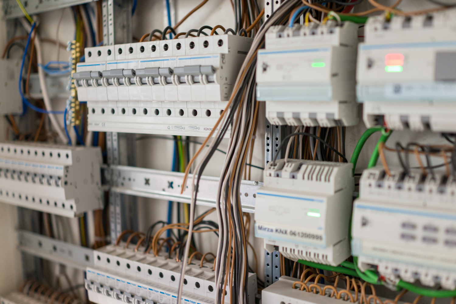 Different Kinds of Automatic Voltage Regulators